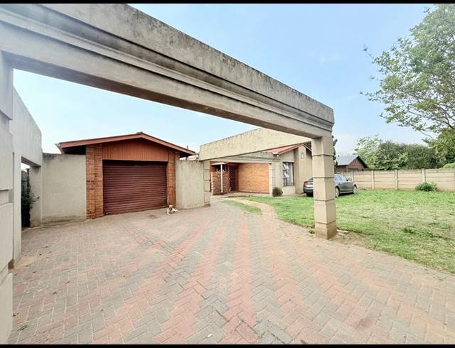 3 BEDROOM HOUSE FOR SALE IN VANDERBIJLPARK CE 2